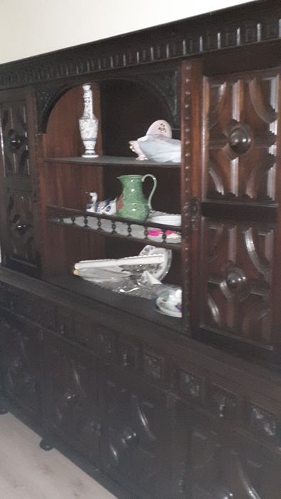 Móvel de sala antiga em madeira trabalhada