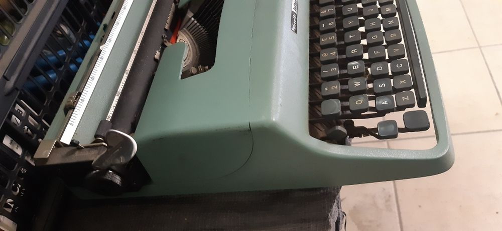 Máquina de escrever Olivetti Lettera