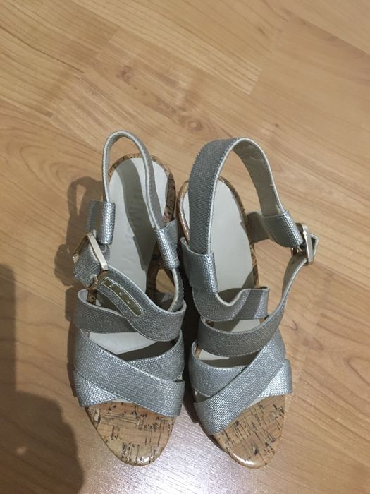 Sandalias de cunha prateadas novos Bimba e Lola
