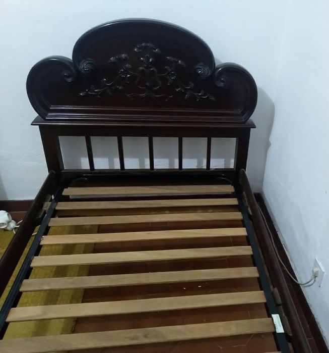 Cama de solteiro em madeira maciça estilo clássico + estrado