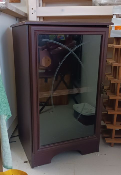 Móvel com portas de vidro