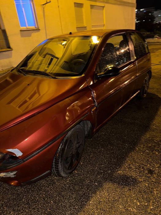Carro em bom estado tem algumas moças de bom motor esta empecavel