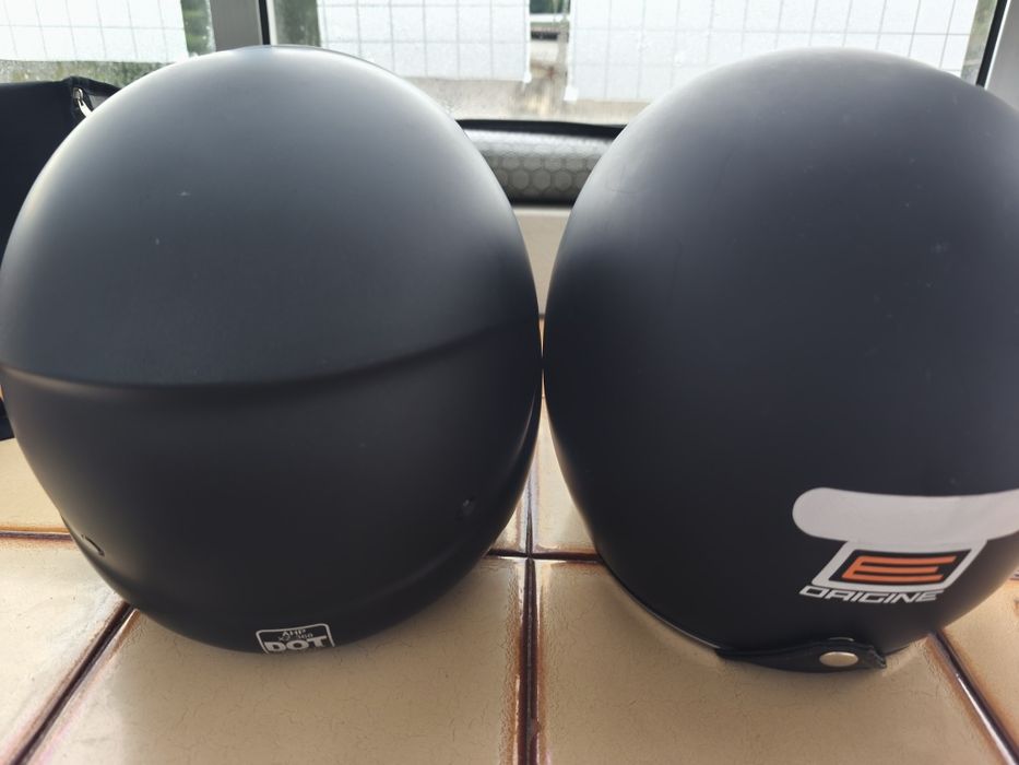 Capacetes a preço de ocasião.