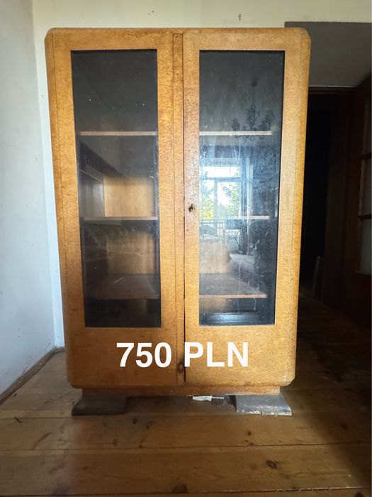 Stare meble, komoda, gablota.