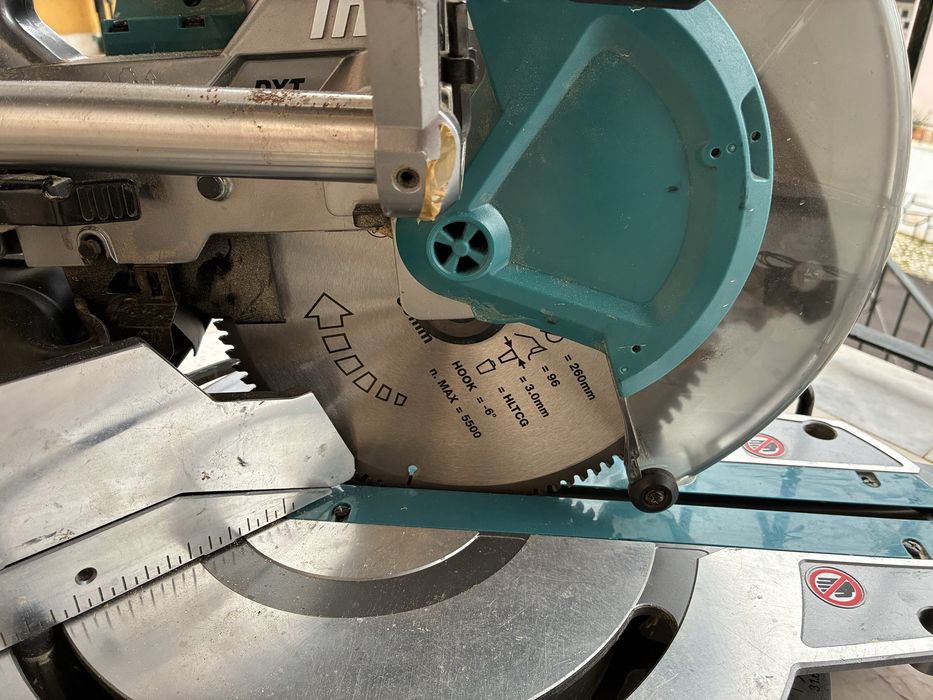 serra esquadria sem fio Makita XGT 40V  com kit completo professional