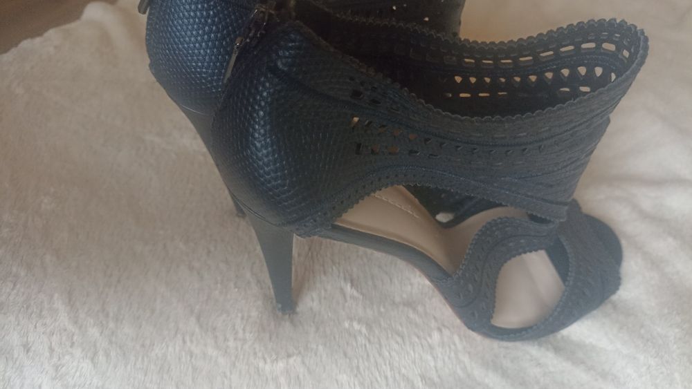 Skórzane sandały na szpilce Aerin 41(26cm)