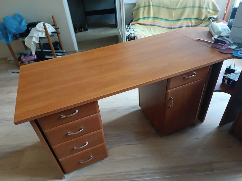 Biurko (dwa biurka z łącznikiem)
