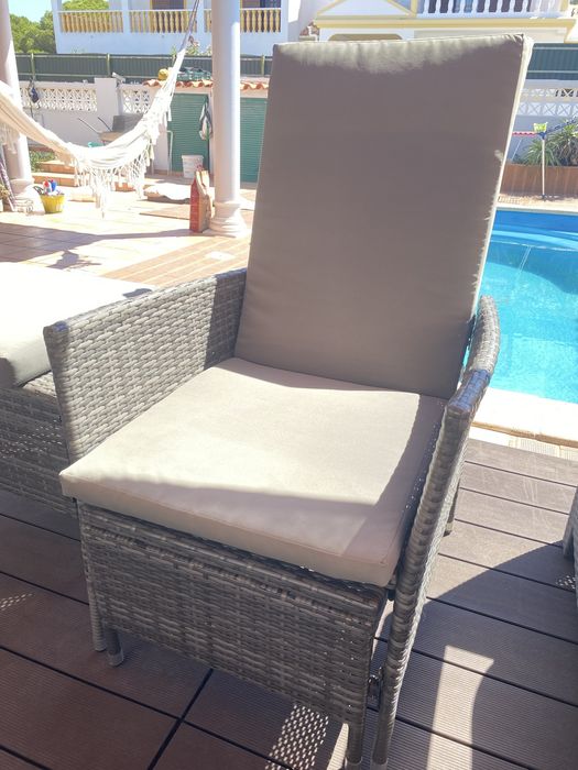 Cadeira e nesa de apoio em ratan cinza exterior