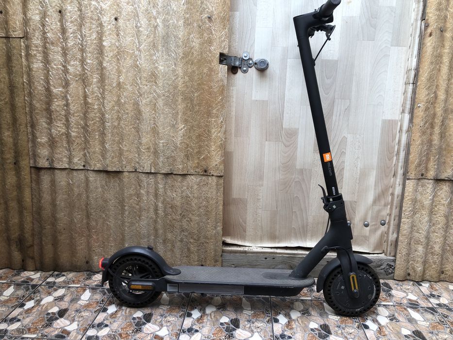 Продам самокат Xiaomi Mi Electric Scooter Essential