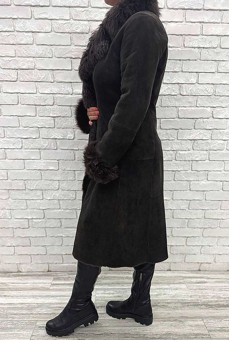 Дублянка на запах з натур. Замшi, шоколадного кольору. Легка.