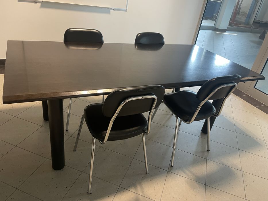 Mesa de reuniões Levira