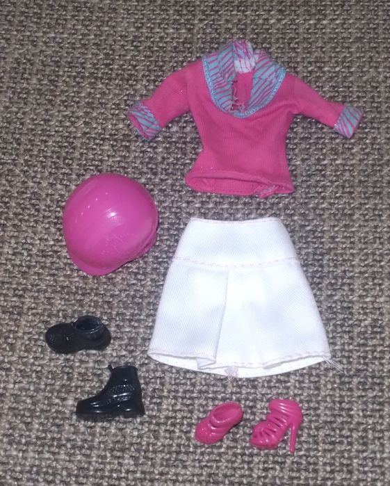 Conjunto roupas e sapatos Barbie