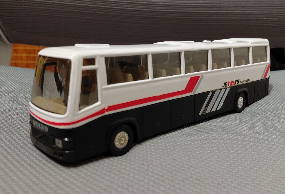Miniatura Volvo Coach Joal 1:50 – Jetways Travellers