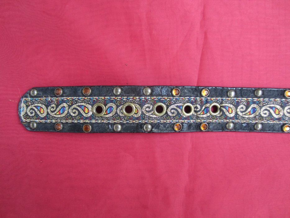 Женский пояс с бляхой, украшенной "драгоценными" камнями, недорого