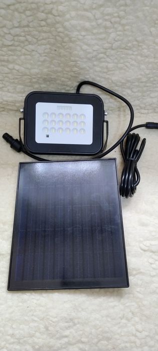 Lampa solarna ścienna led