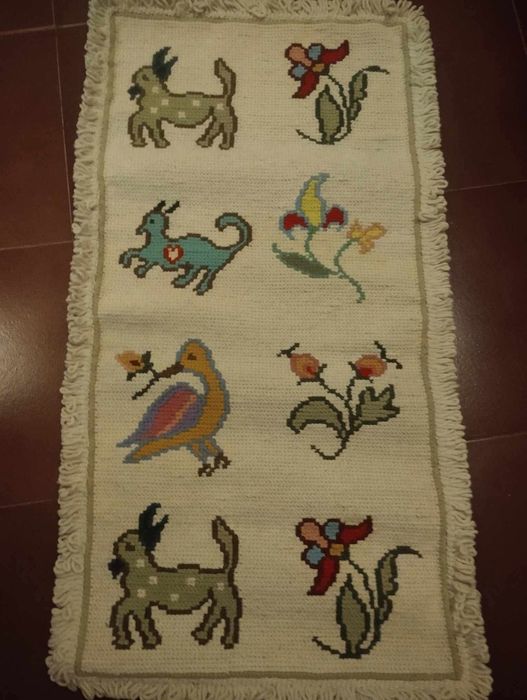 Tapete de arraiolos feito à mão