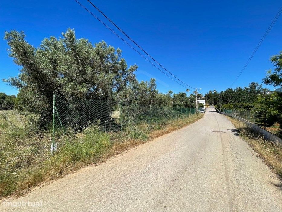 Propriedade de utilização mista, destinada a habitação e comércio, ...