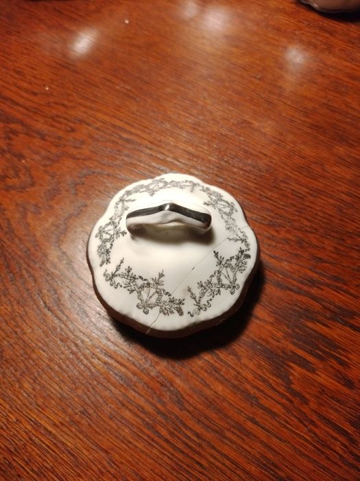 Dzbanek z mlecznikiem i cukiernica