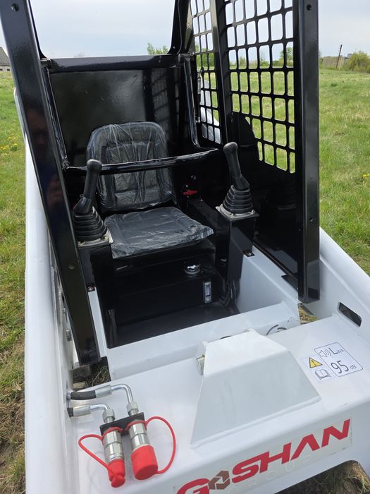 Mini ładowarka kołowa / Mini Skid Steer Loader – 700 kg udźwigu