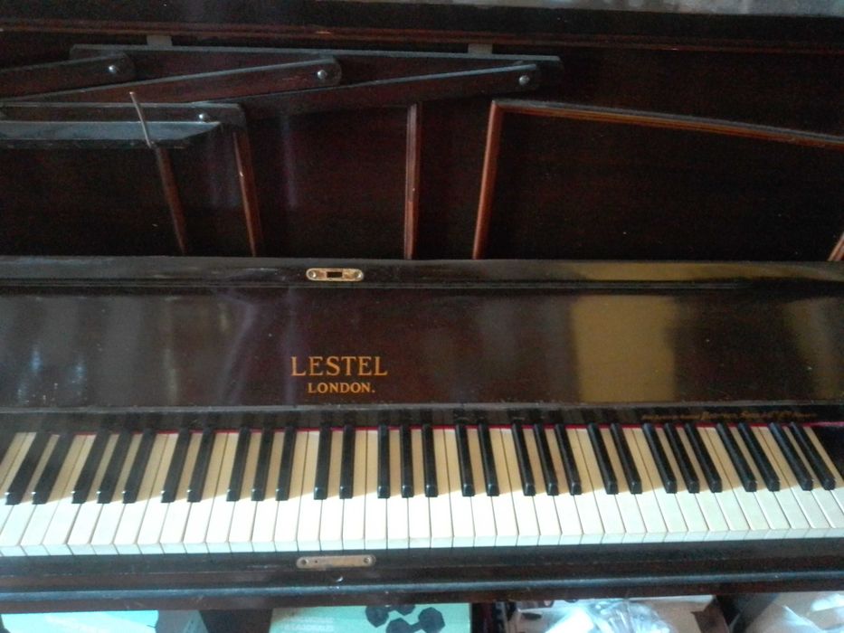 Piano com 2 pedais