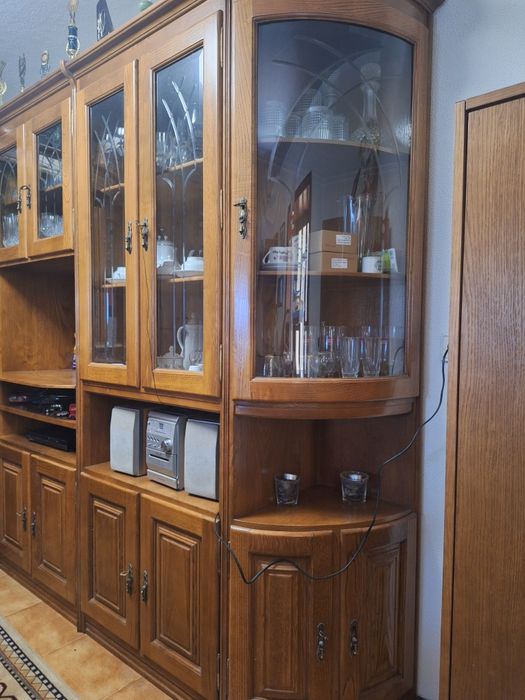 Bar de sala com portas de vidro + bancos