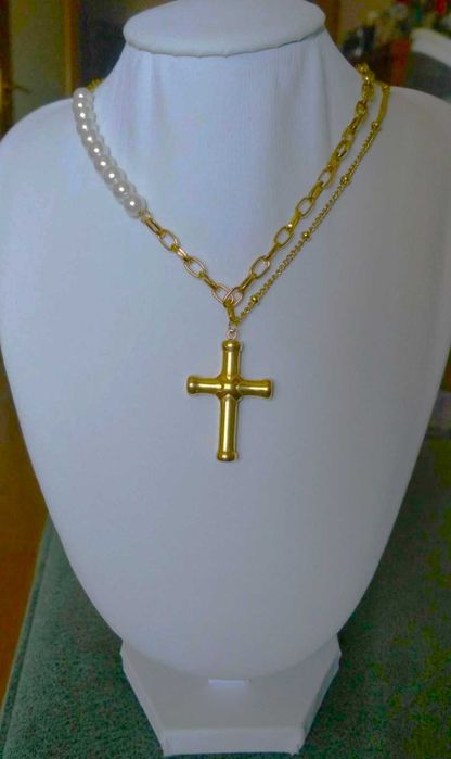 Colar Aço Dourado Duplo c/ Cruz e Perolas NOVO