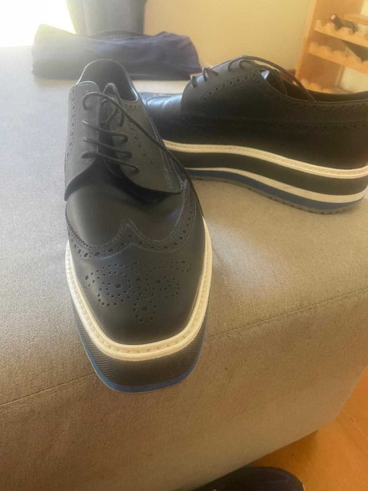 Sapatos masculinos Prada com cadarços