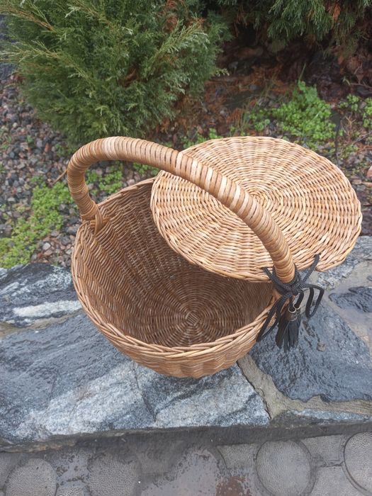 Плетений кошик с кришкою