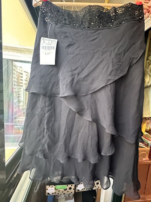 Saia folhos e renda preta Zara - super elegante (nova)