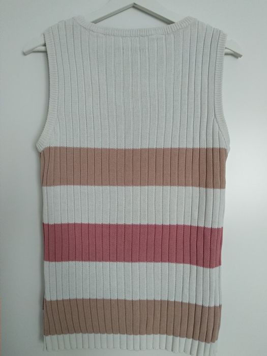 Biało-pastelowy pulower marki Carry