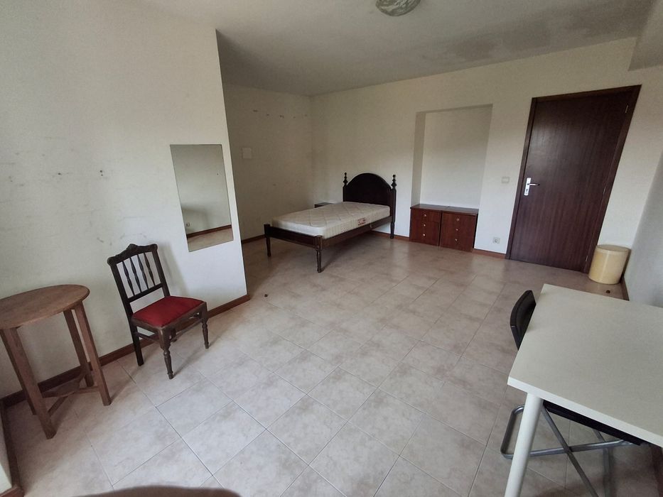 Arrenda-se quarto