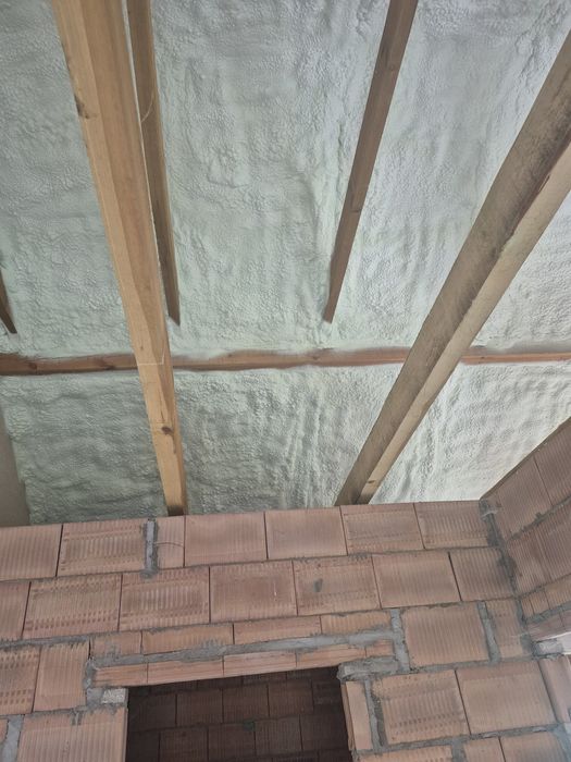 Ocieplanie pianką pur ocieplenie pianką poddasza dachy piana izolacja