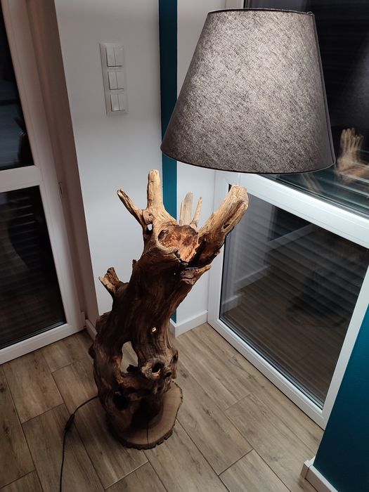 Lampa podłogowa z drewna