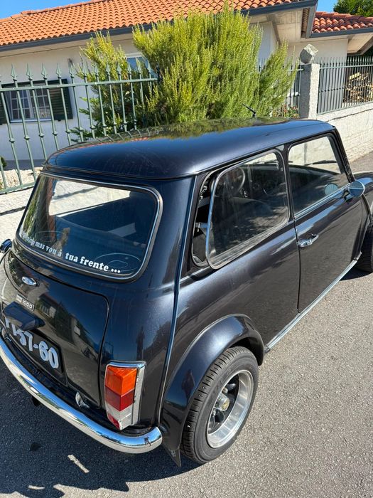 Carro clássico Mini 1000