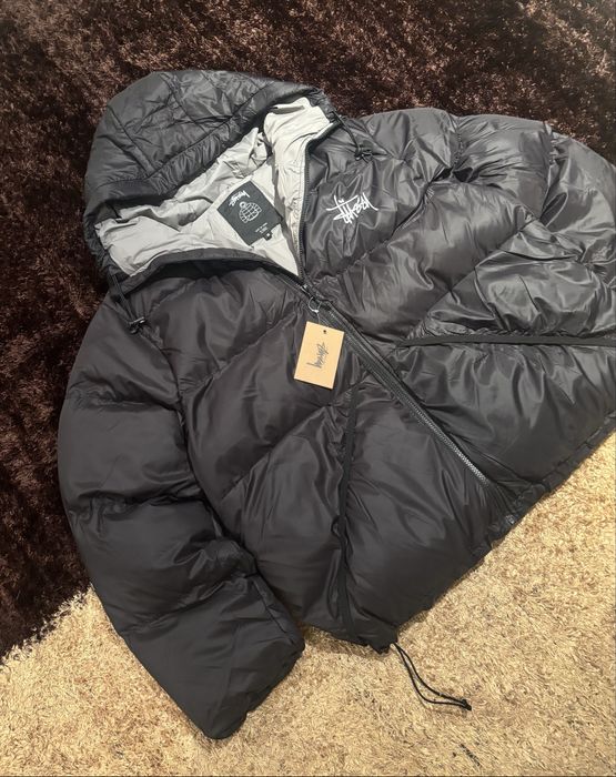Stussy Puffer Preto com Interior Rosa – Novo – Tamanho M