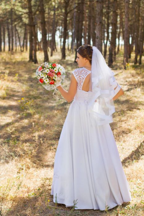 Якісна весільна сукня з мереживом