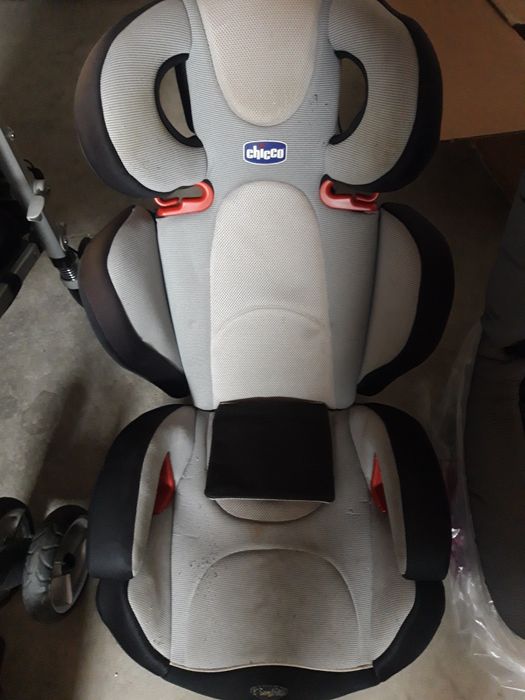 Carinho de bebê, duas cadeiras e assento