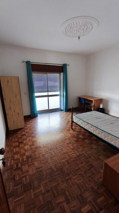 Quarto com varanda próximo da ESTGV