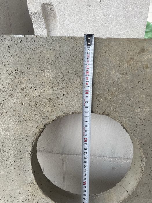 Płyra betonowa przykrywa komina