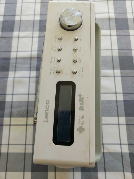 Radio com carregamento por usb também funciona direto á corrente