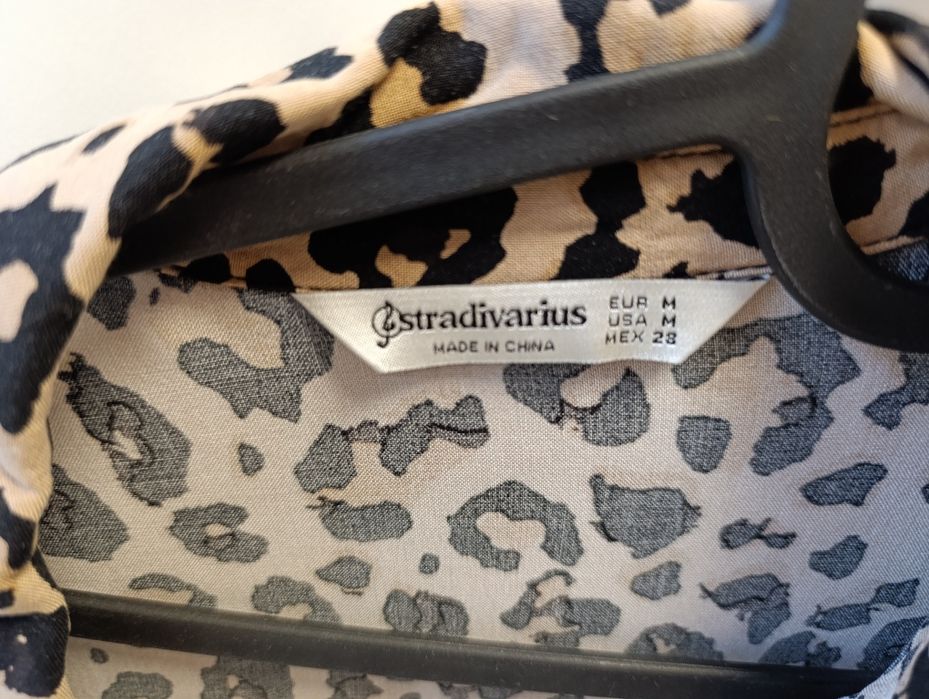 Sukienka koszulowa firmy Stradivarius