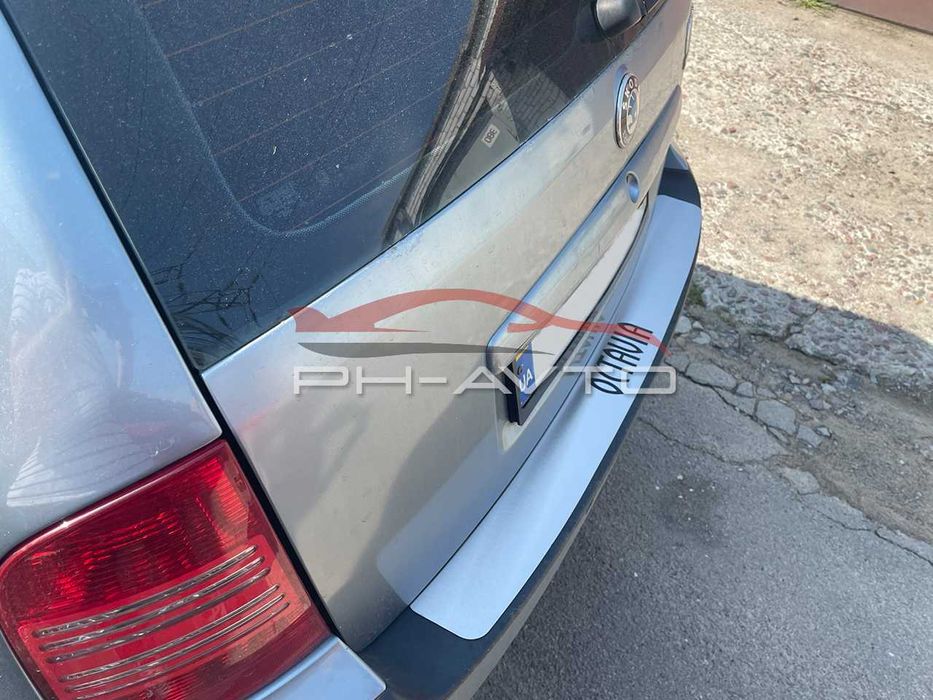 Накладка на задний бампер Skoda Octavia Tour універсал хром