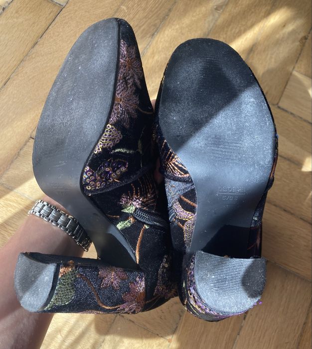 Botki haftowane, buty na obcasie