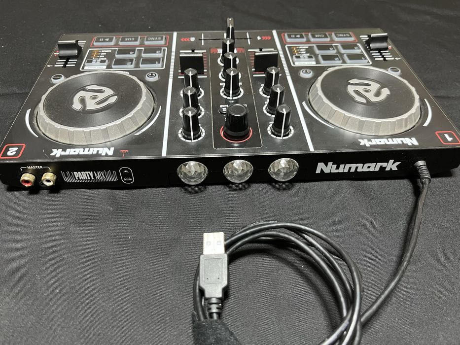 Mesa Botex, controladora Numark e mesa Behringer