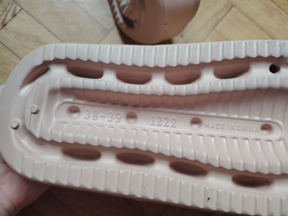 Modne klapki wyższa podeszwa