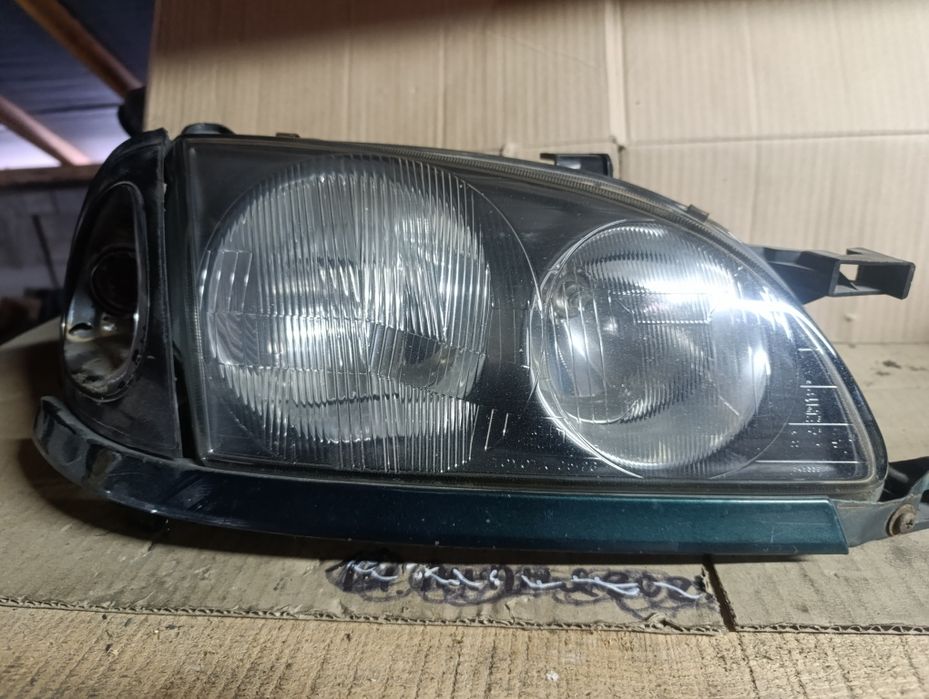 Фара права Toyota Avensis t22 авенсіс т22