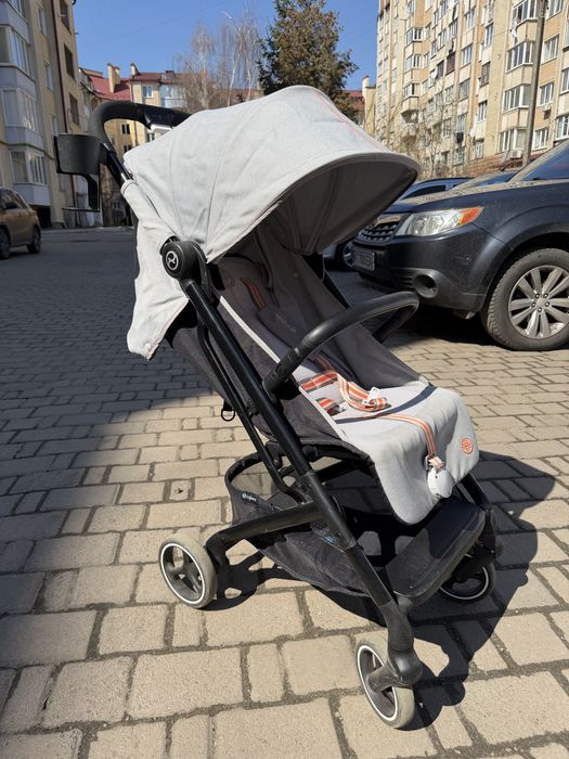 Прогулянкова коляска Cybex beezy + дощовик, рукавиці bair та підстаканник.