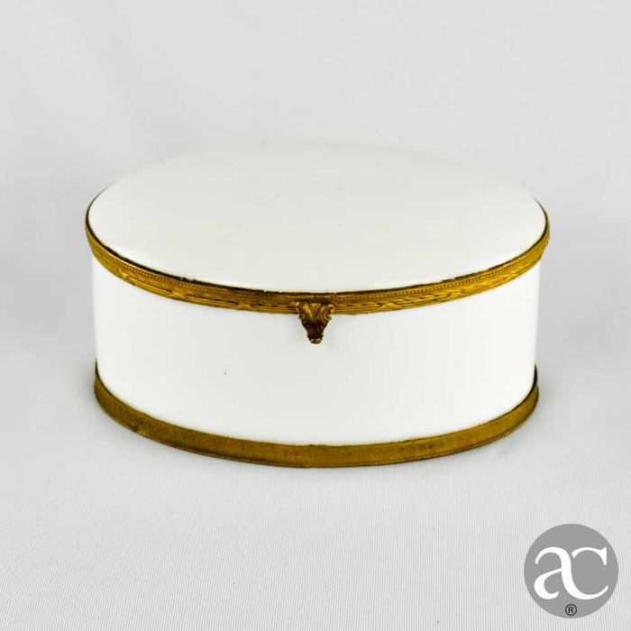 Caixa oval em porcelana europeia e metal dourado, séc. XIX