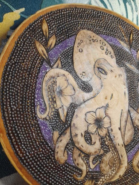 Polvo Feito em Pirografia e Pintura, Á Mão