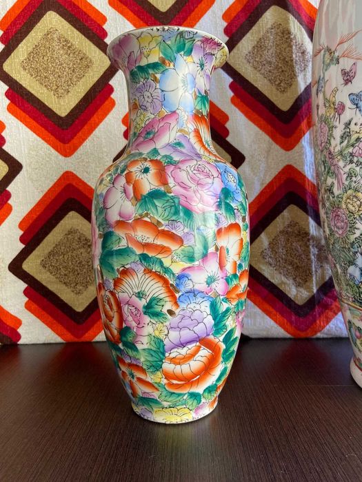 Hand-painted Chinese vases429814011250626563
